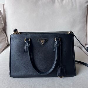 Prada Galleria medium bag - black leather and gold hardware